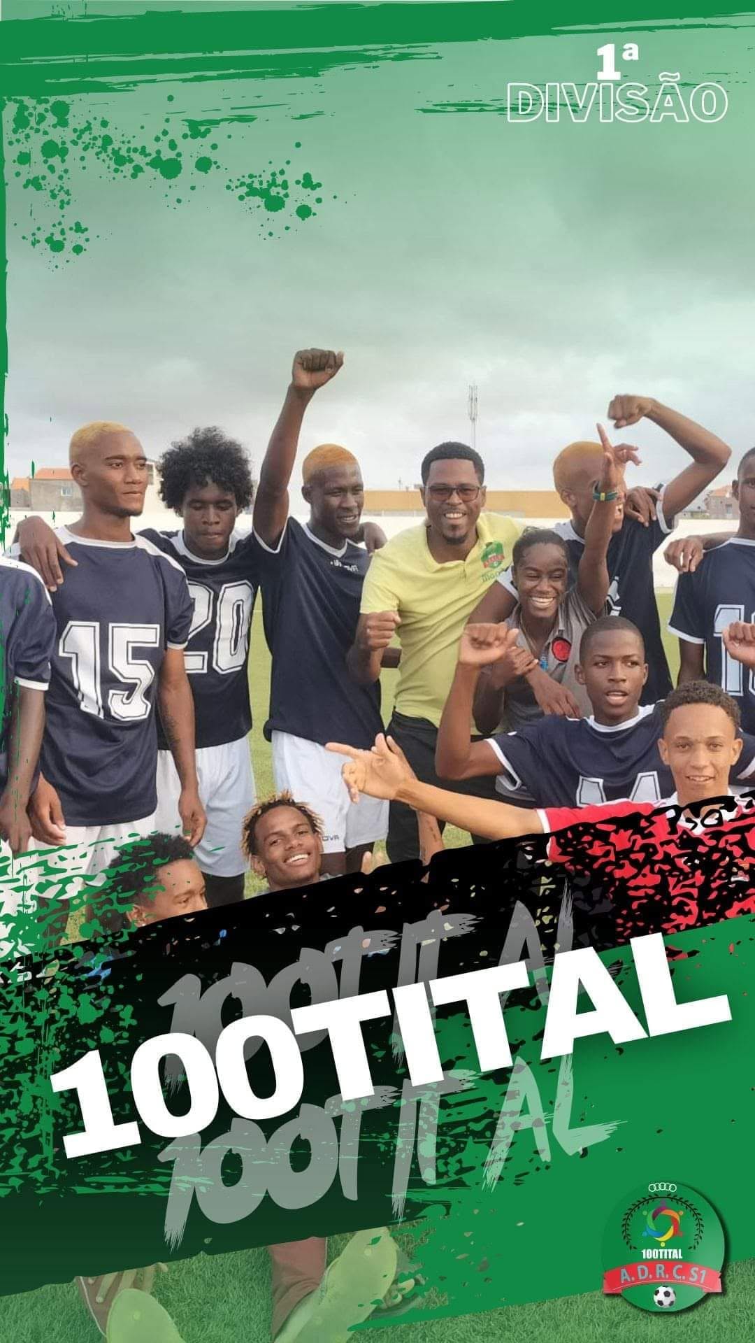 Jogadores e equipa técnica do Desportivo 100Tital a celebrar a subida à 1.ª Divisão