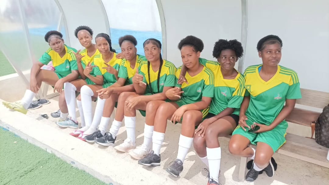 Jogadoras da equipa feminina do Desportivo 100Tital no banco de suplentes