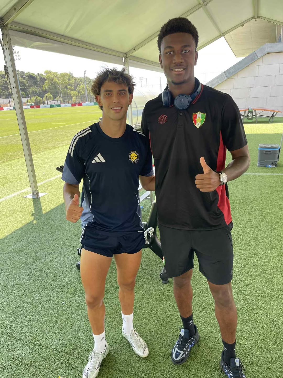 João Félix e Hélio Semedo juntos num campo de futebol