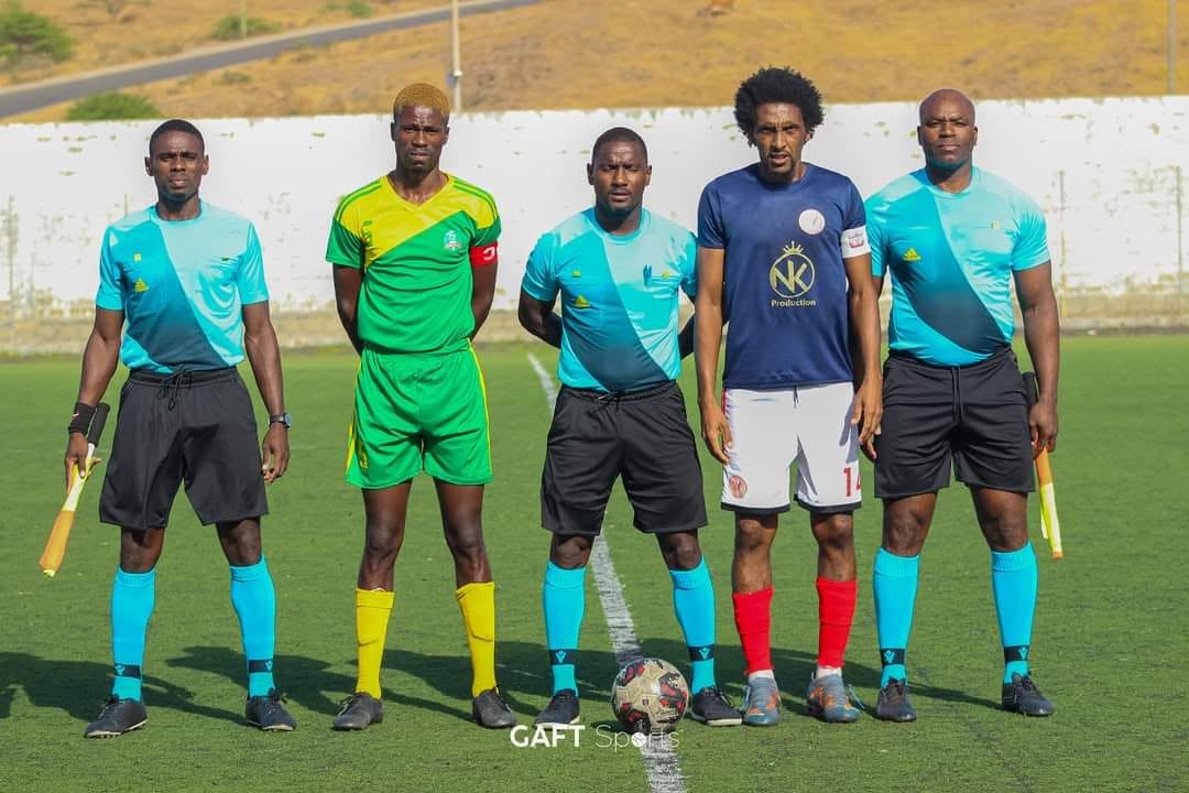 Capitães e equipa de arbitragem — equipa sénior do Desportivo 100Tital