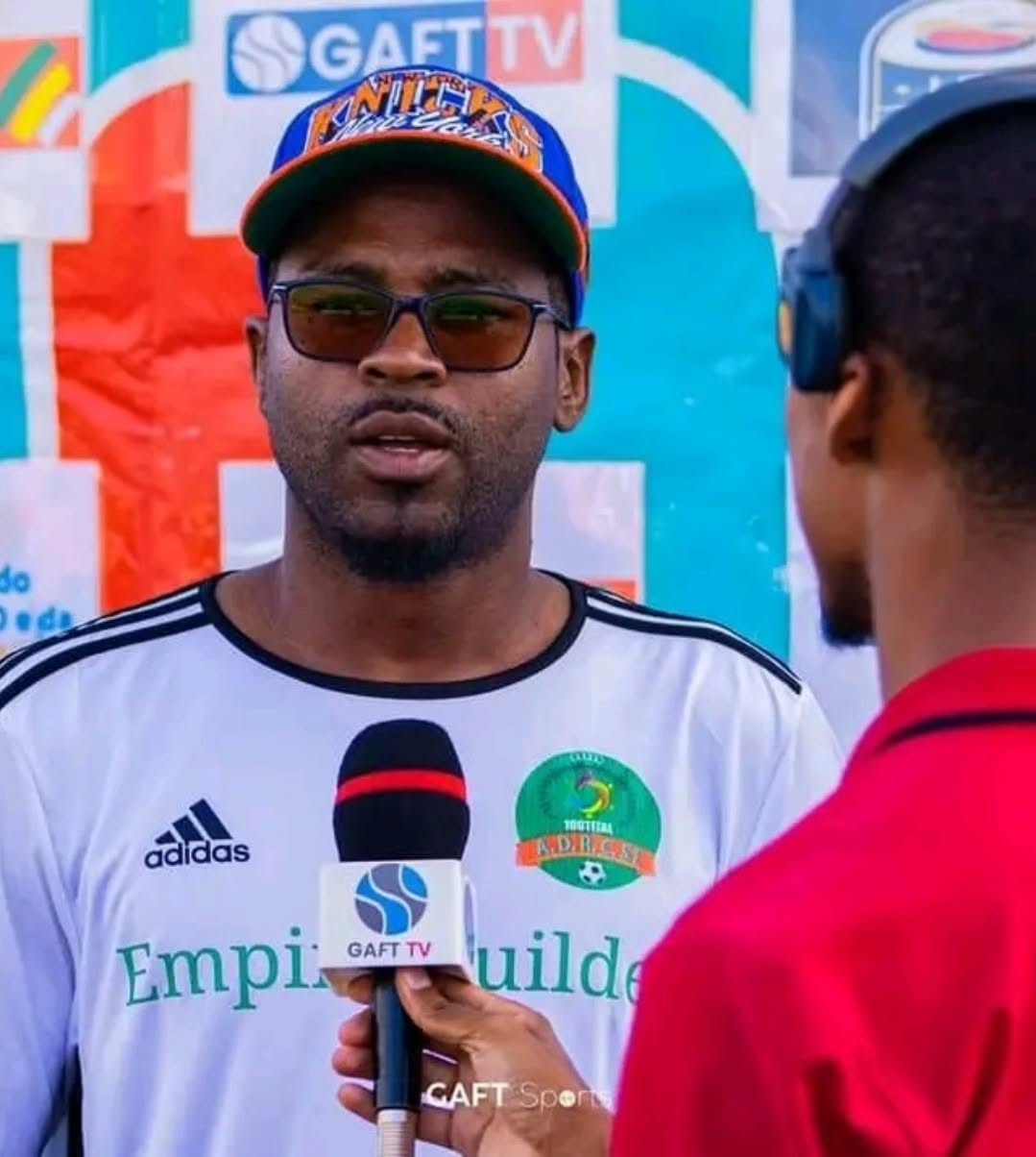 Treinador Anderson Andé Cortez numa entrevista com a camisola do Desportivo 100Tital